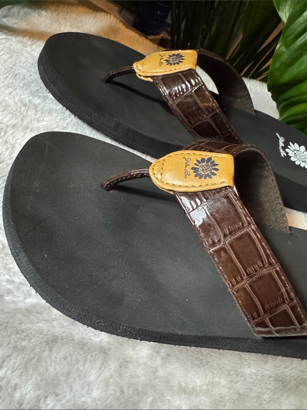 Yellow Box Black Footbed Flip Flops with Brown Croc-Strap Women's Size 8.5 - Picture 4 of 9